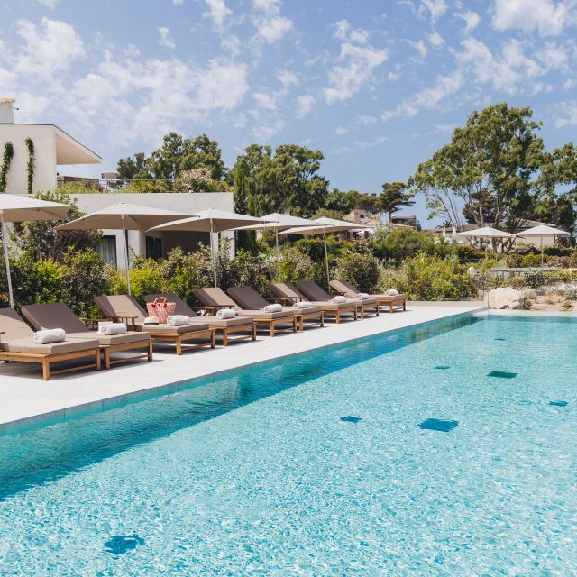 Détente au bord de la piscine de l'hôtel de luxe à Ile Rousse